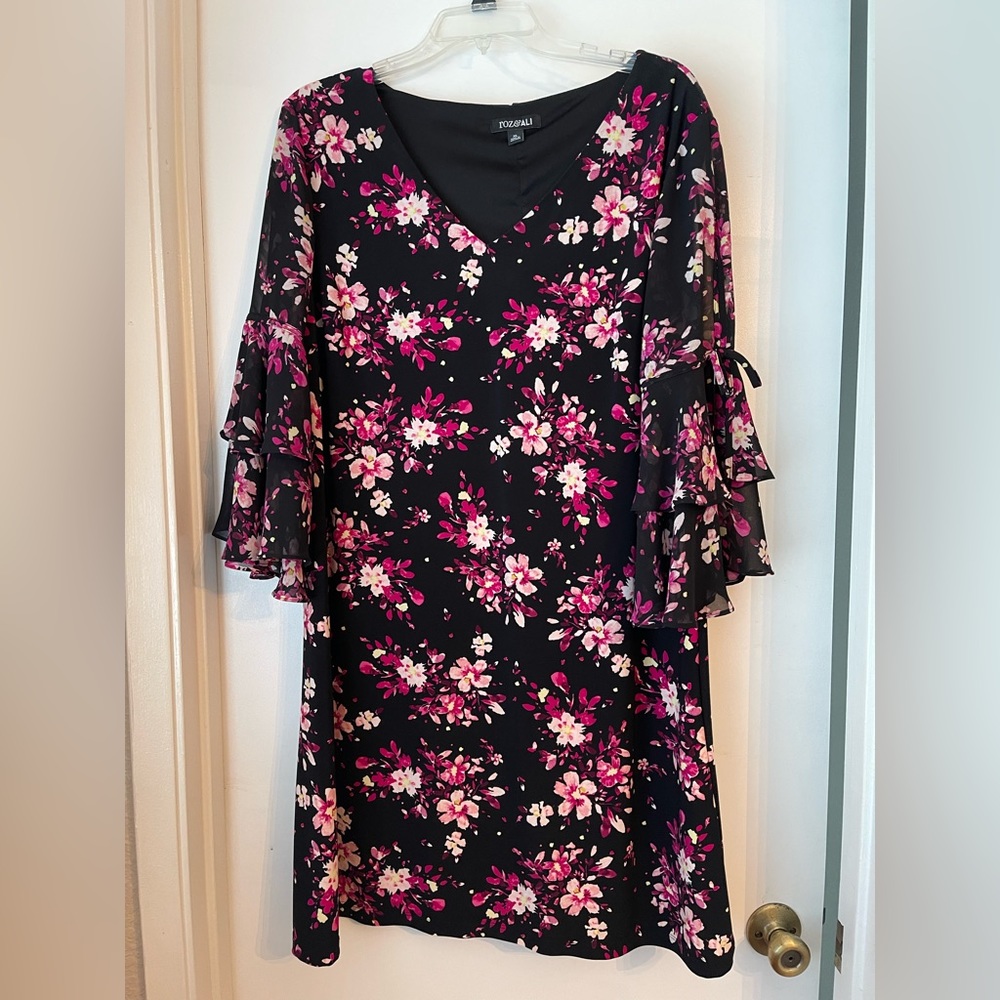 Beautiful floral dress, 3/4 sleeves appropriate  to attend any social event.